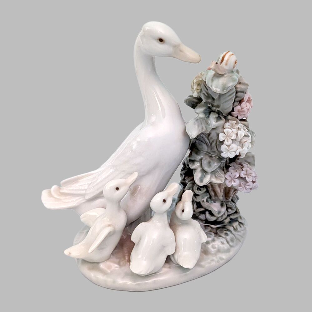 Lladro Daisa "How Do You Do?" Figurine #1439 Baby Ducks Ducklings Mama & Snail